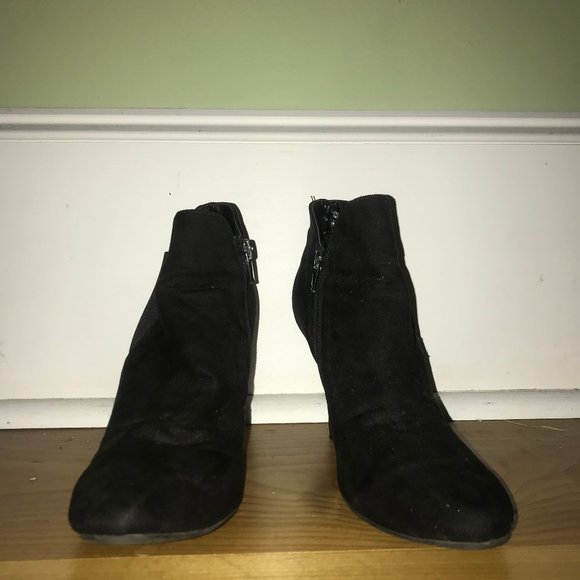 Black heeled booties - Picture 3 of 3